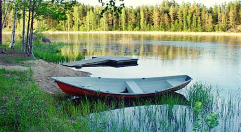 Лодка на озере рядом с коттеджем Mikonsaaren Loma-Asunnot
