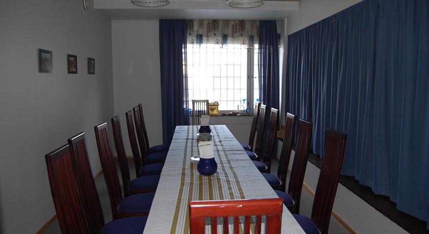 Обеденный стол в отеле Kestikarhu