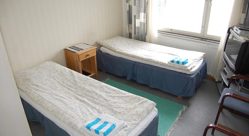 Две односпальные кровати в отеле Kestikarhu