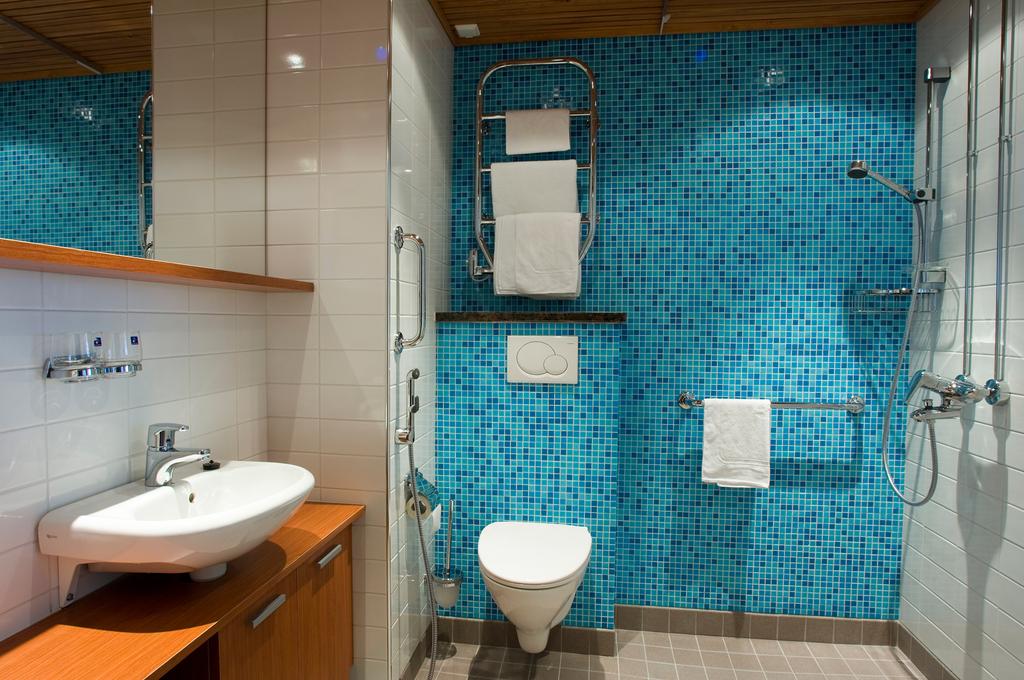 Ванная комната в отеле Hotelli Lähde 3*