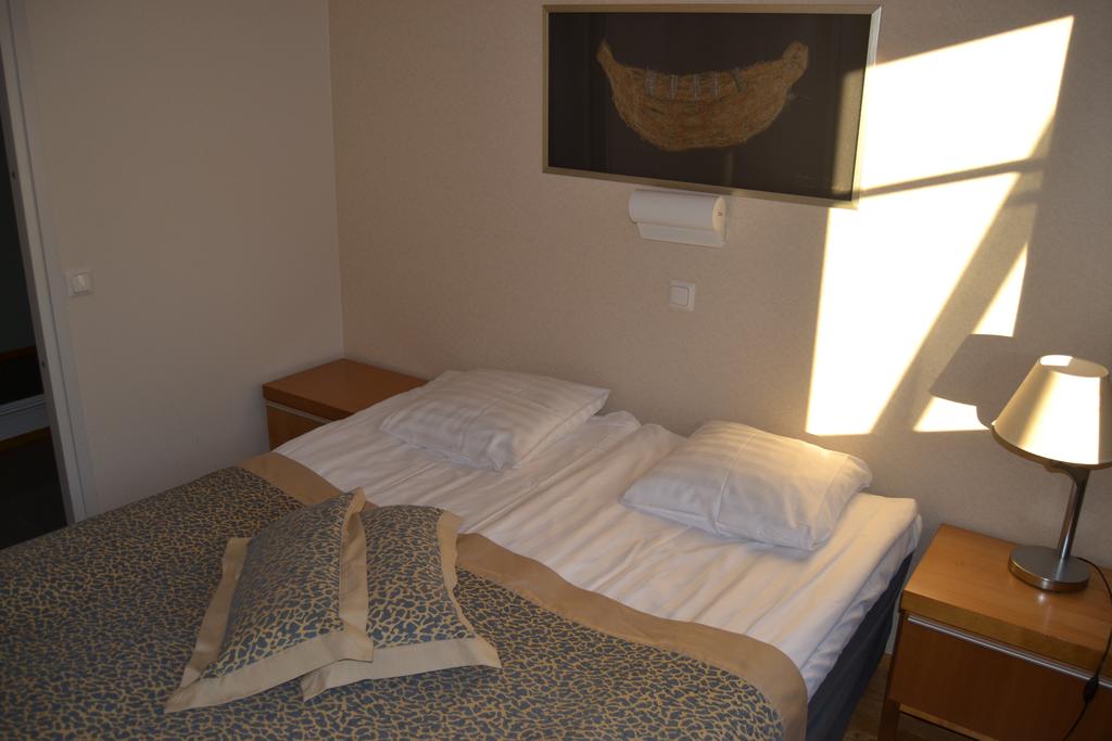 Двухспальная кровать в коттедже Ukonniemi Spa Apartments 4*
