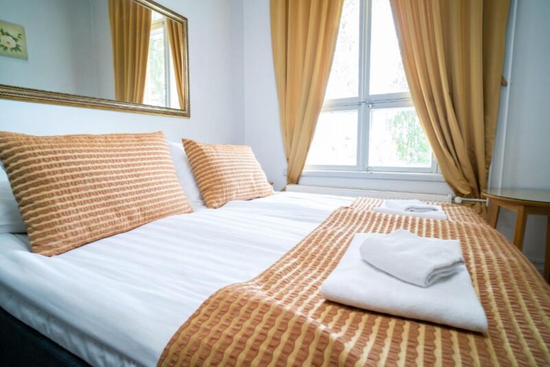Двухспальная кровать в номере отеля Boutique Hotel Willa Aria