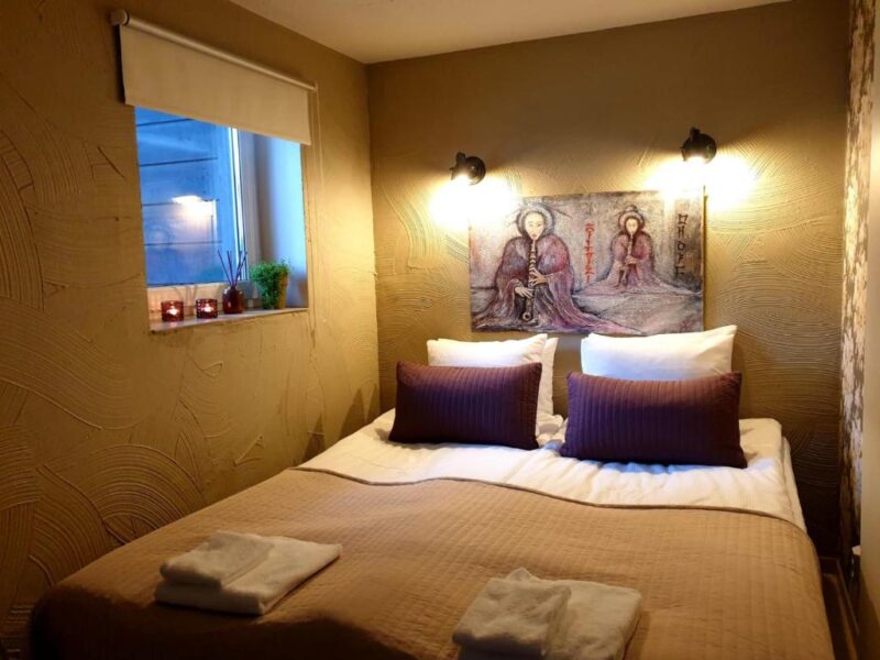 Двухспальная кровать в отеле Resort Hotel Norppa