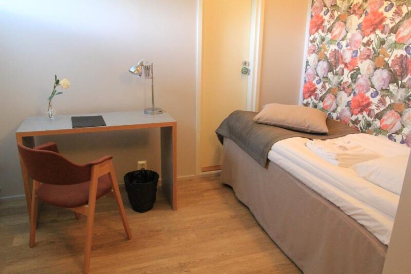 Кровать и письменный столик в отеле Savonlinnan Kristillinen Opisto - Wanha Pappila