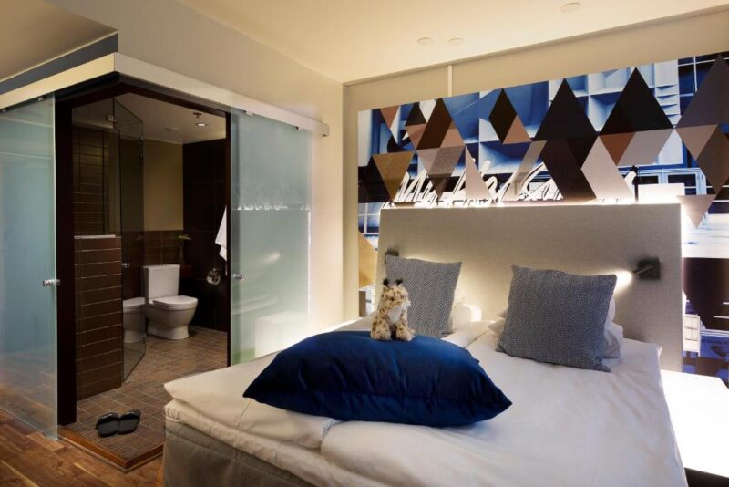 Двухспальная кровать в номере отеля Glo Hotel Kluuvi 4*