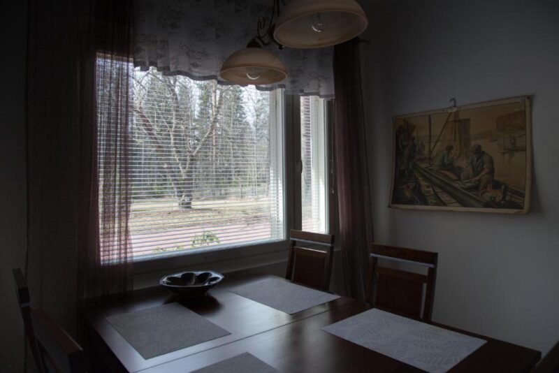 Кухонный стол в коттедже Holiday home in Kuusankoski 3*