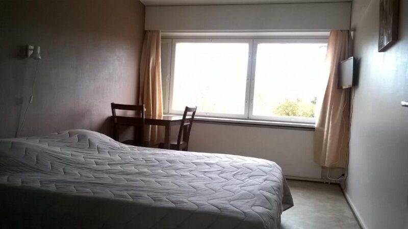 Двухспальная кровать в отеле Leo Hotelli