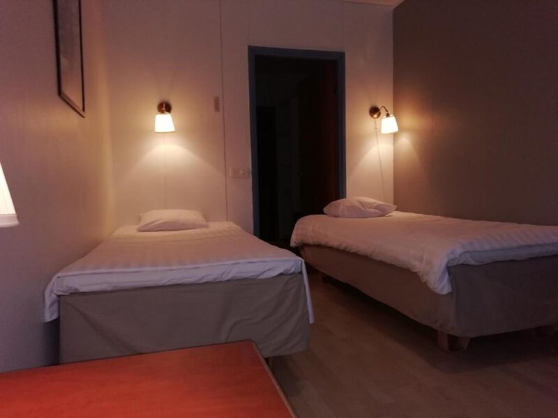 Две односпальные кровати в отеле Turistihovi 3*