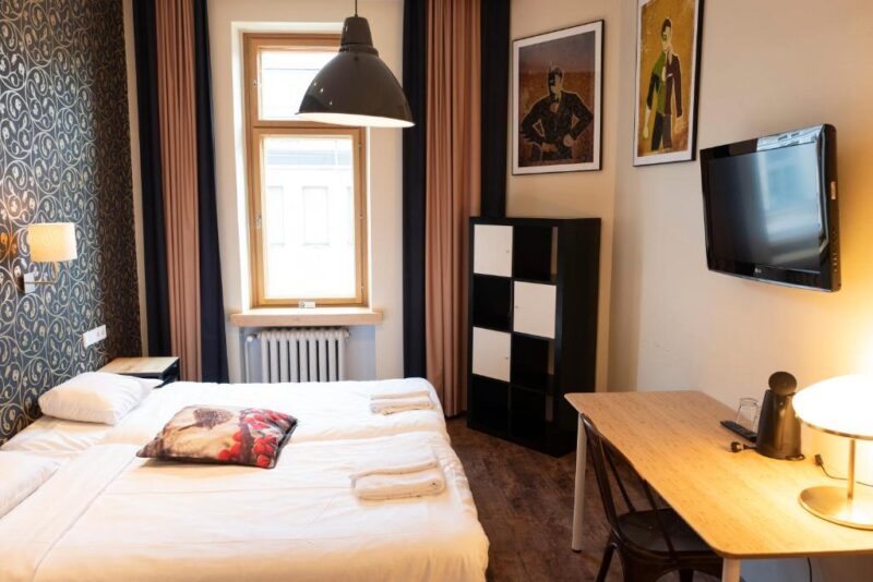 Двухспальная кровать в отеле Finn 3* в городе Хельсинки
