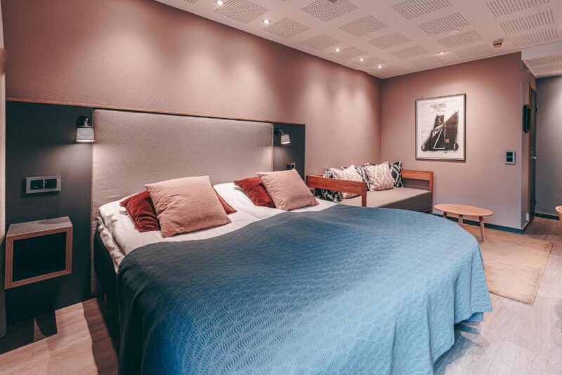 Двуспальная кровать в номере отеля Centro Hotel Turku 3*