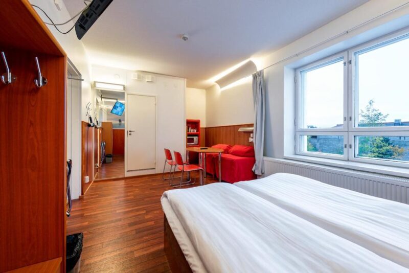 Две односпальные кровати в номере отеля Omena в Турку