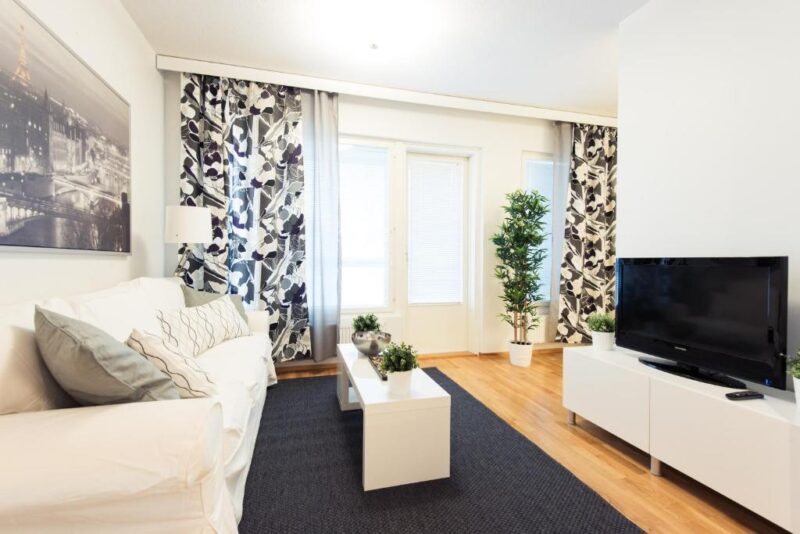 Телевизор в апартаментах Kotimaailma Apartments Turku 4*