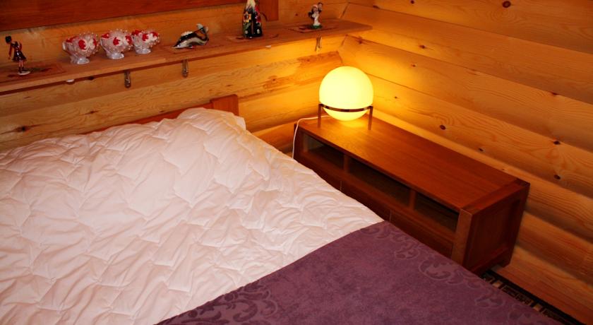 Двухспальная кровать в Kettu Holl Cottage 4*