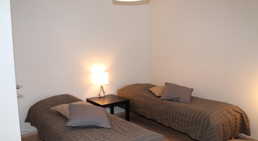 Две односпальные кровати в апартаментах Forenom в Турку