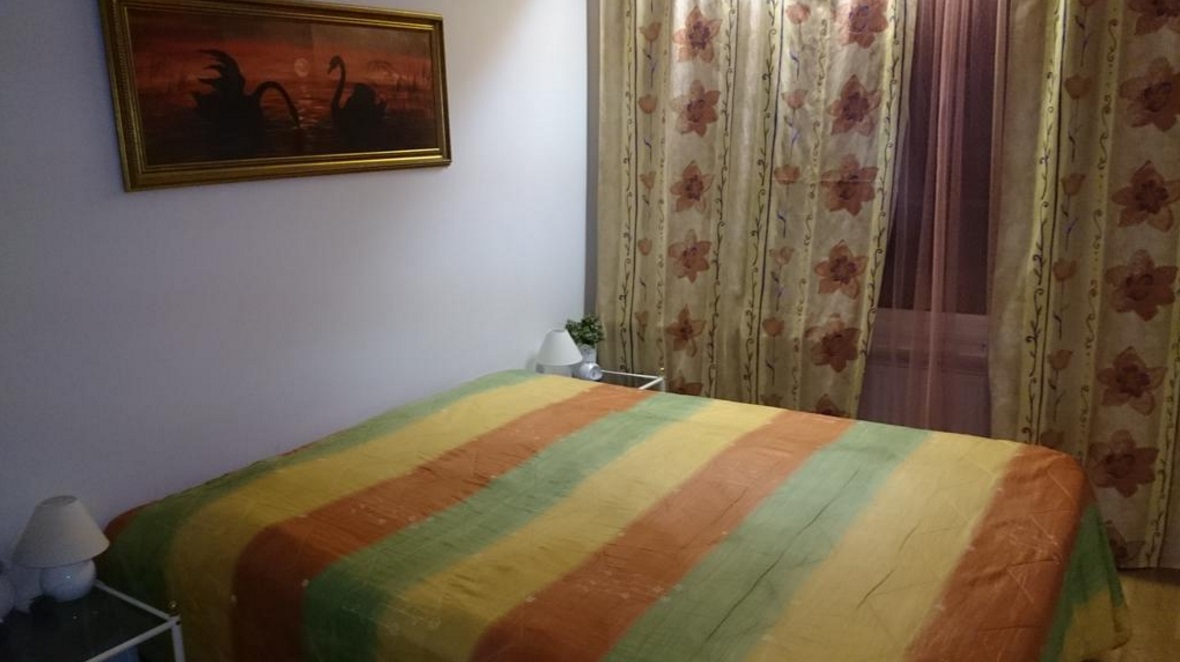 Двухспальная кровать в апартаментах Haltijantie