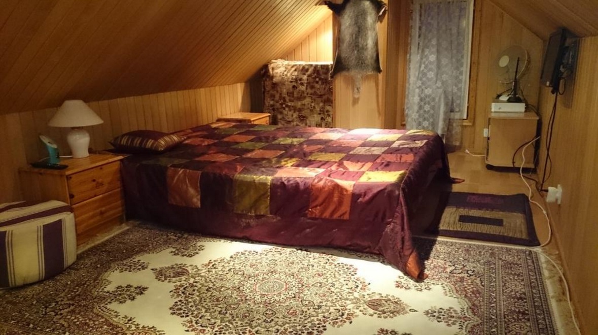Двухспальная кровать в гостевом доме Oikarinkulma
