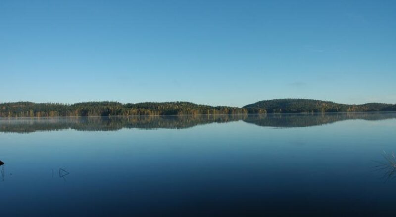 Озеро рядом с коттеджами Loikansaari Lomamökit Holiday Cottages в Финляндии
