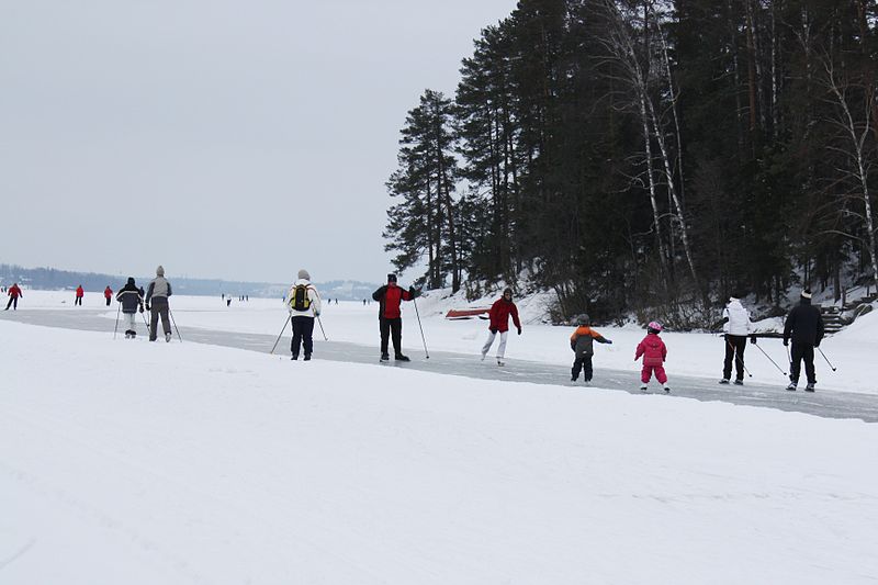 Катание на коньках по озеру в Финляндии