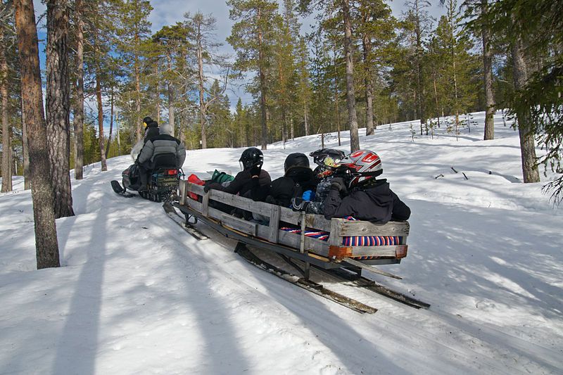 Катание на снегоходах в Финляндии