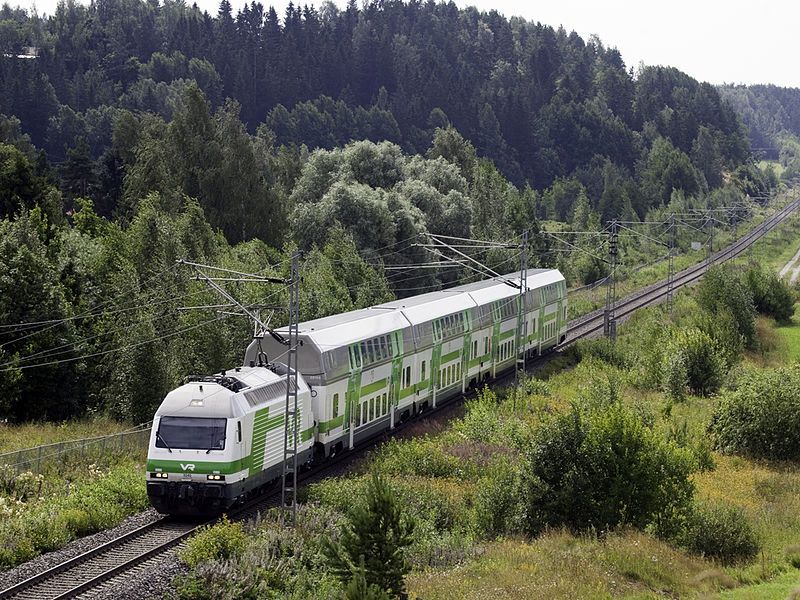 Проходящий поезд на финской железной дороге