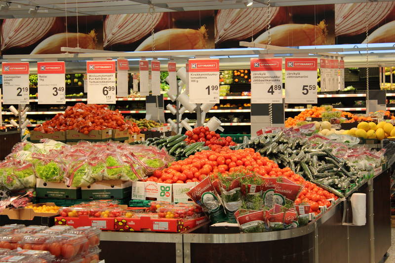 Овощи и фрукты в магазине K-Citymarket в Финляндии