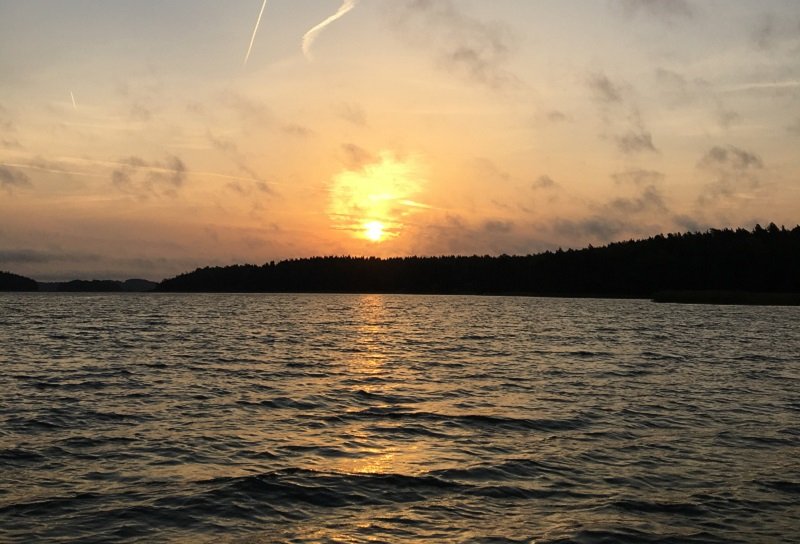 Закат солнца на озере в Финляндии