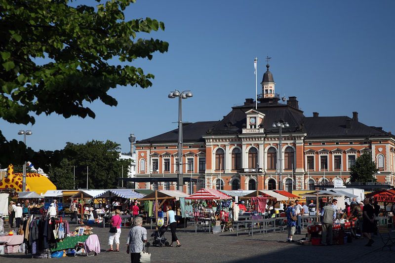 Уличный рынок в городе Куопио