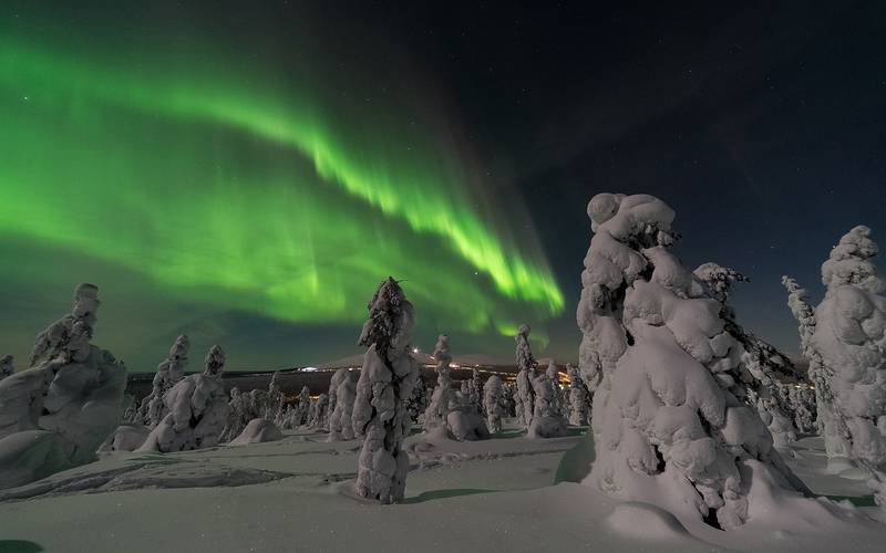 Северное сияние на небе в Финляндии