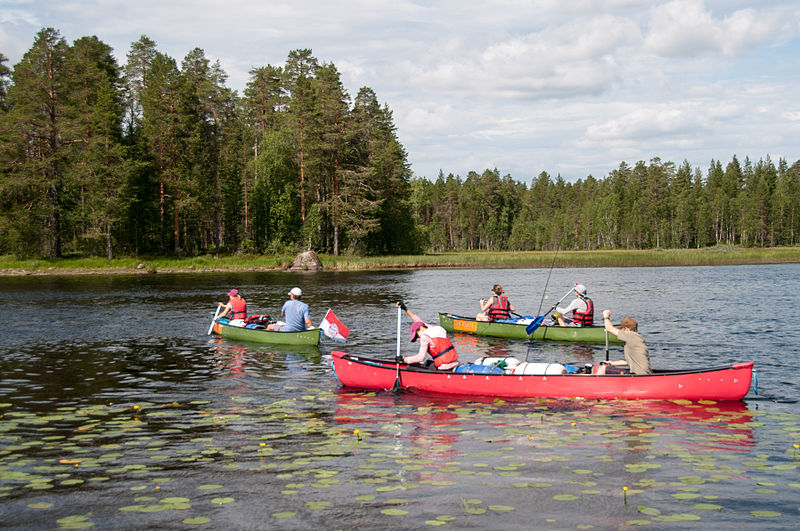 Прогулка на каноэ на озере в Финляндии