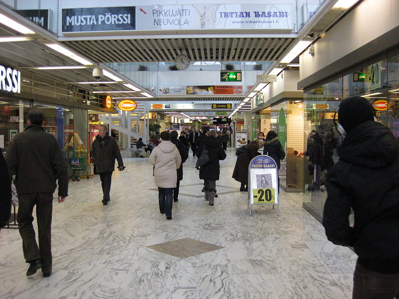 Покупатели в торговом центре Итакескус в Хельсинки