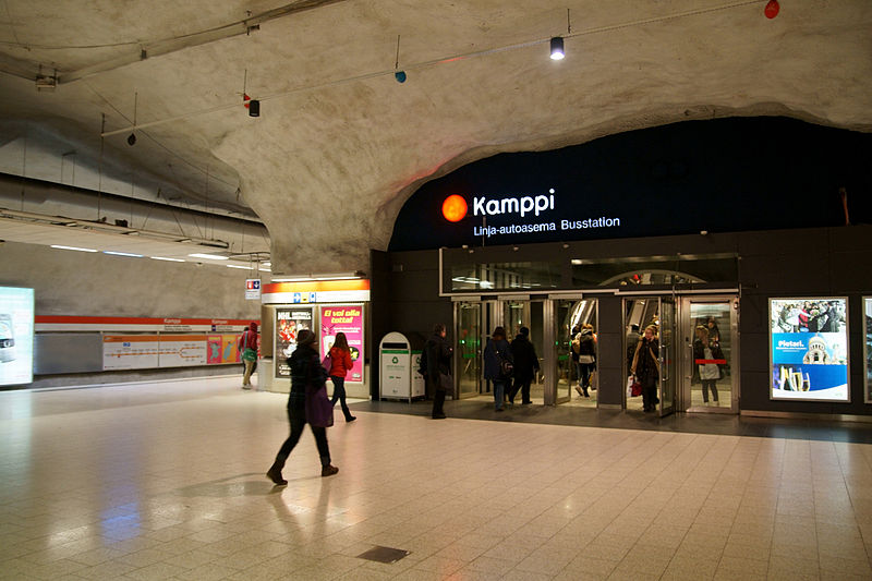 Вход на автовокзал в торговом центре Kamppi в Хельсинки