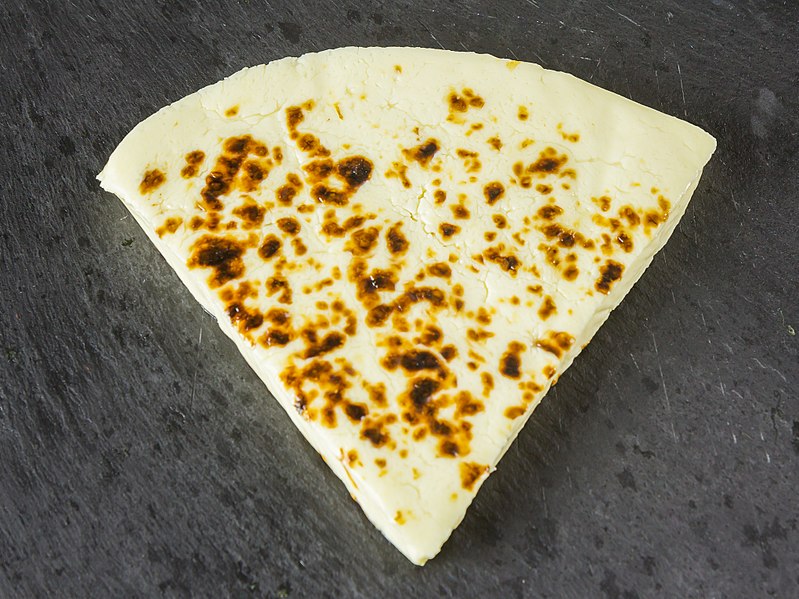Вкусный жареный лапландский сыр