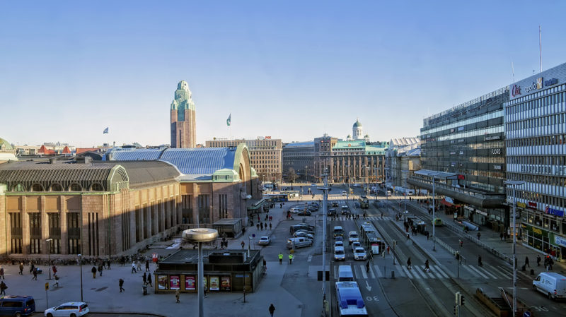 Флаг над железнодорожным вокзалом в финском городе Хельсинки