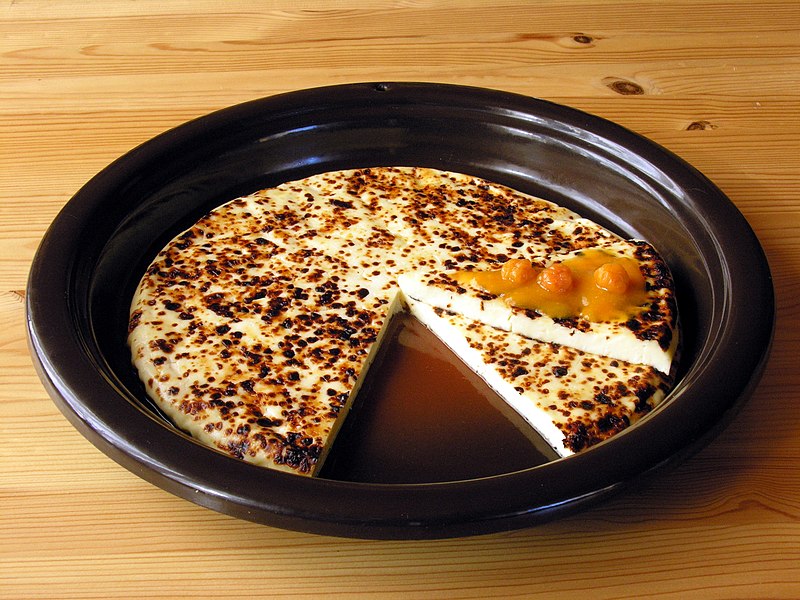 Жареный лапландский сыр с морошкой