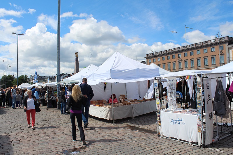Торговля на рыночной площади в городе Хельсинки
