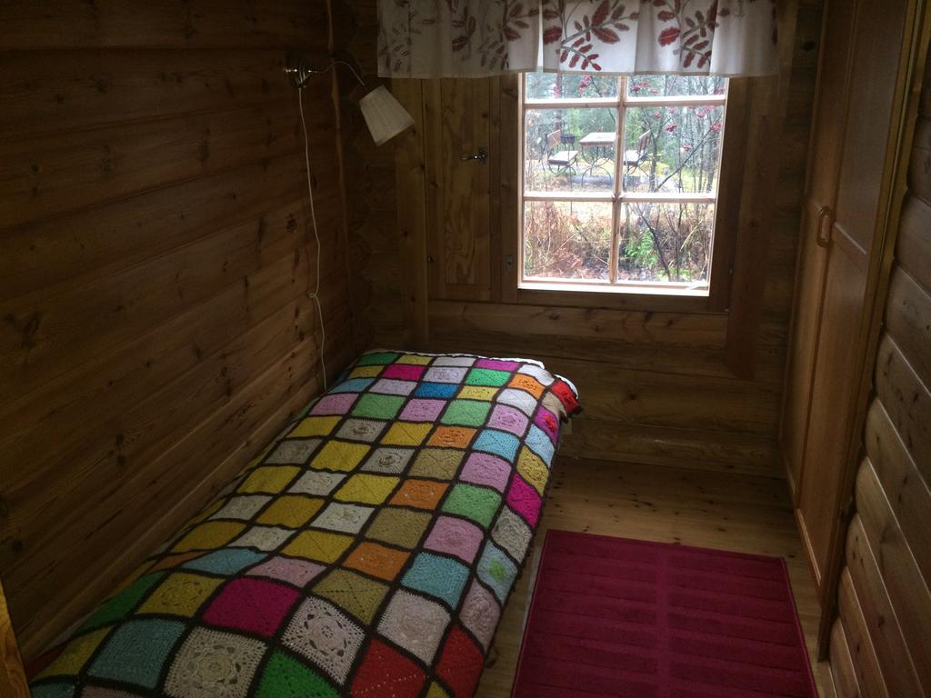 Односпальная кровать в Kallioranta Cottage 4*