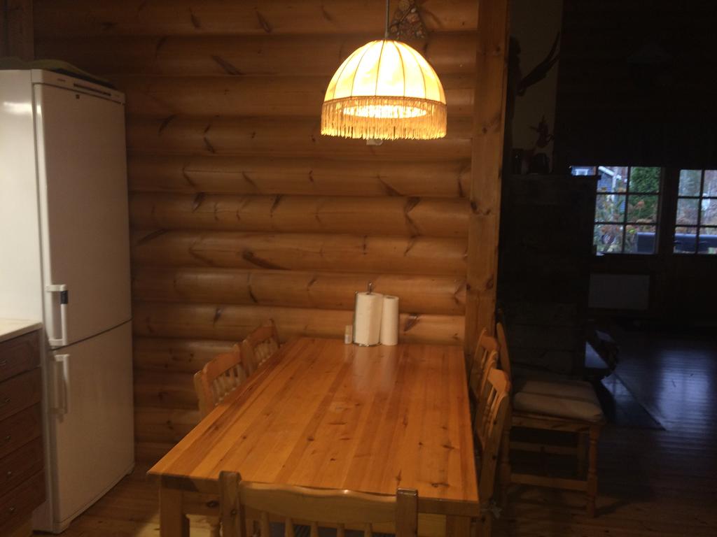 Обеденный стол в Kallioranta Cottage 4*