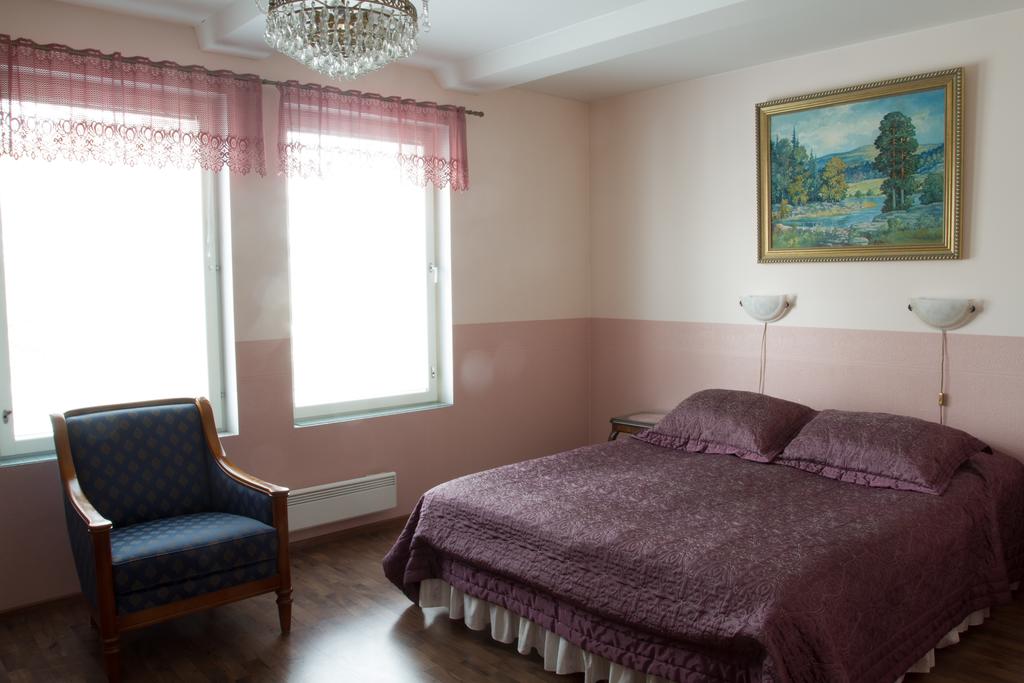 Двухспальная кровать в хостеле Karjalan Portti