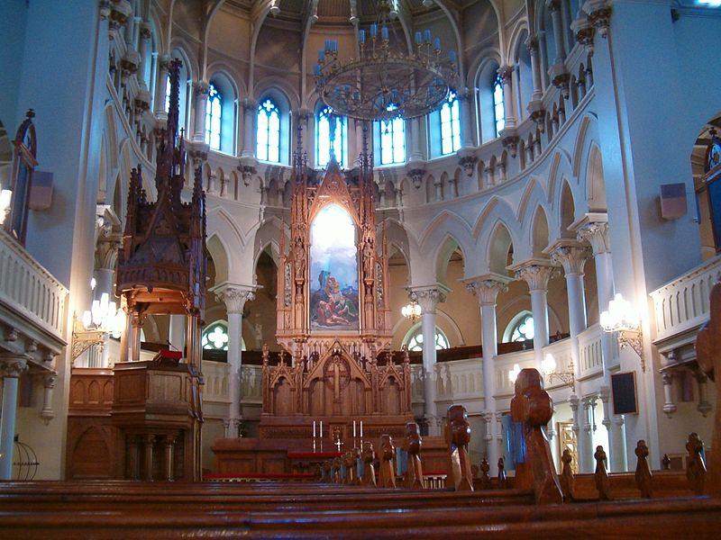 Красивый интерьер в церкви Святого Иоанна в Хельсинки
