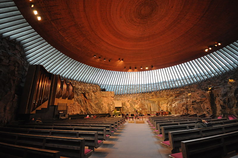 Внутренний интерьер церкви Темппелиаукио в Хельсинки