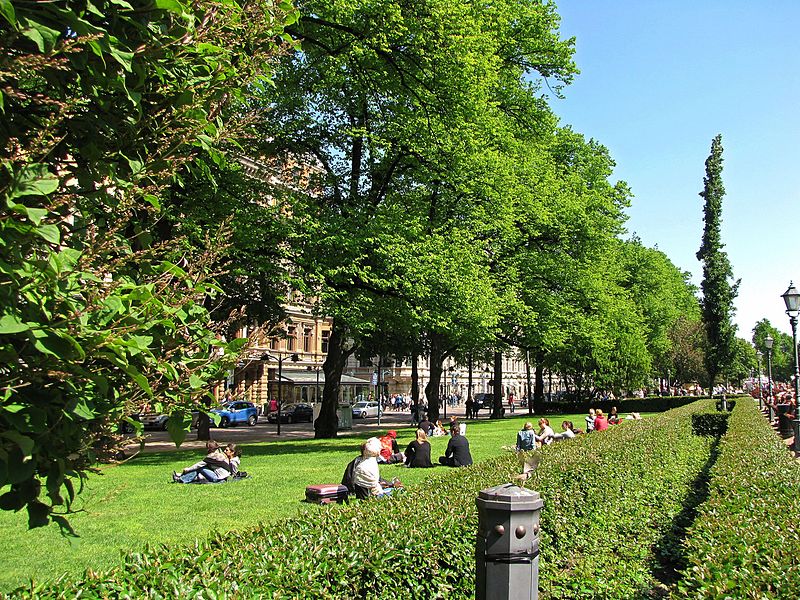 Люди отдыхают в парке Эспланады в Хельсинки