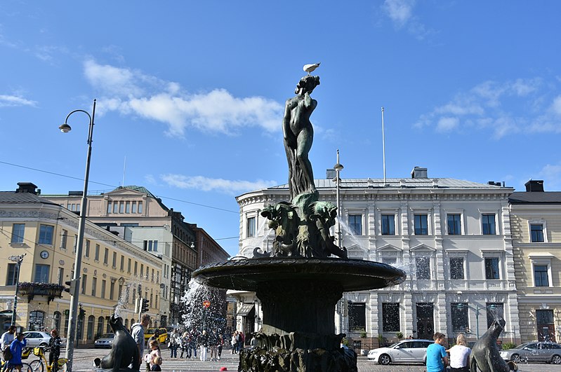 Фонтан Хавис Аманда на Рыночной площади в Хельсинки