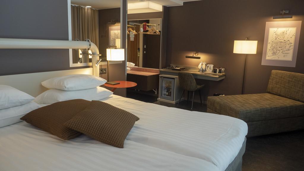 Двухспальная кровать в номере отеля Original Sokos Hotel Seurahuone Kotka
