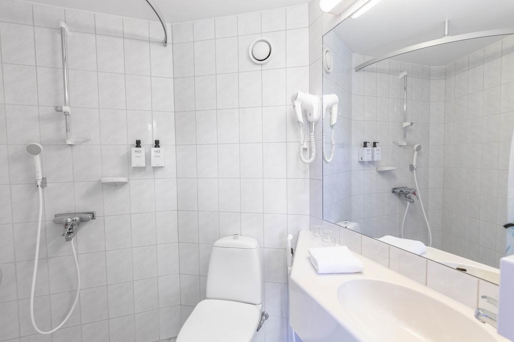 Ванная комната в отеле Jokipuisto 3*