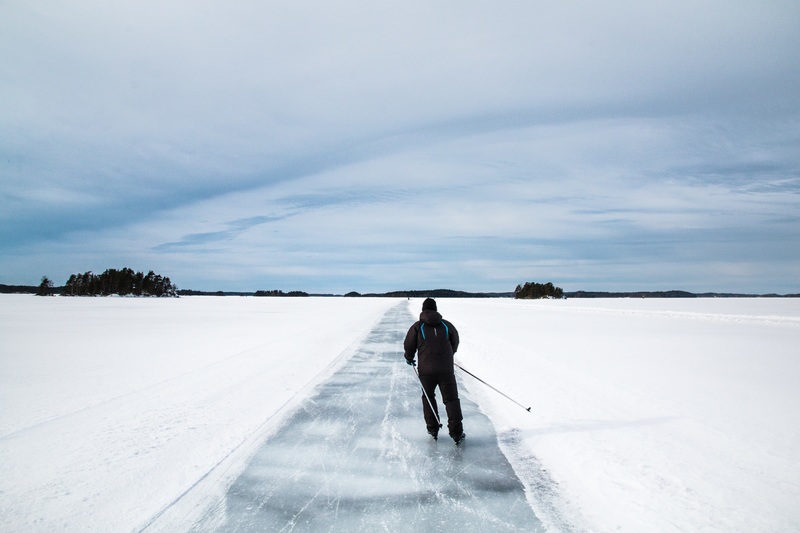Катание на коньках по замерзшему озеру в Финляндии