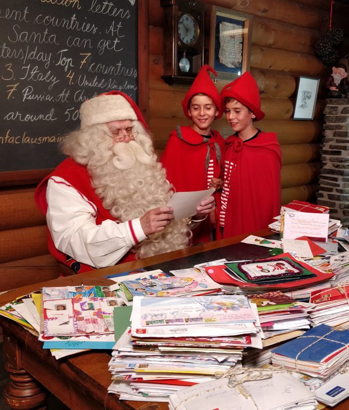 Финский Дед Мороз читает письма от детей