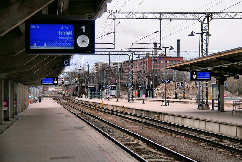 Ожидание поезда на железнодорожном вокзале в Тампере