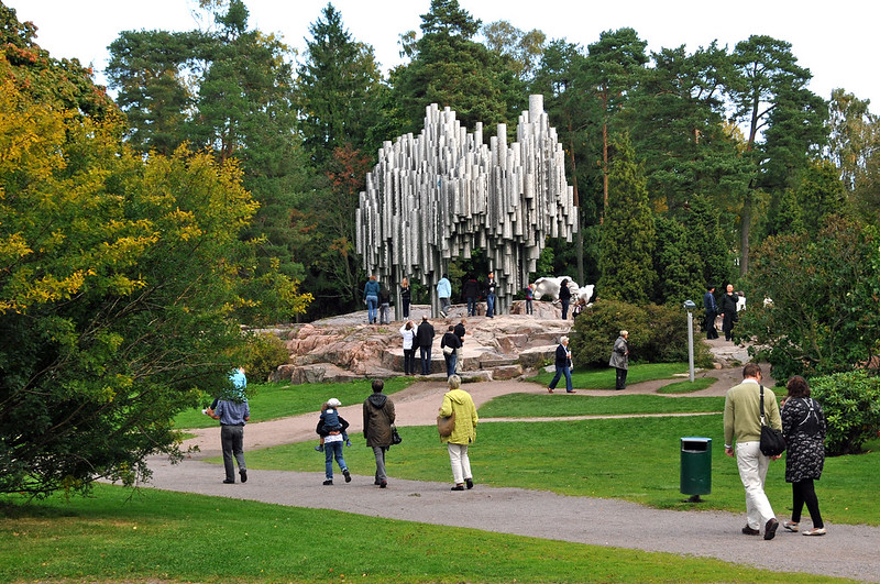 Туристы у памятника Яну Сибелиусу в Хельсинки
