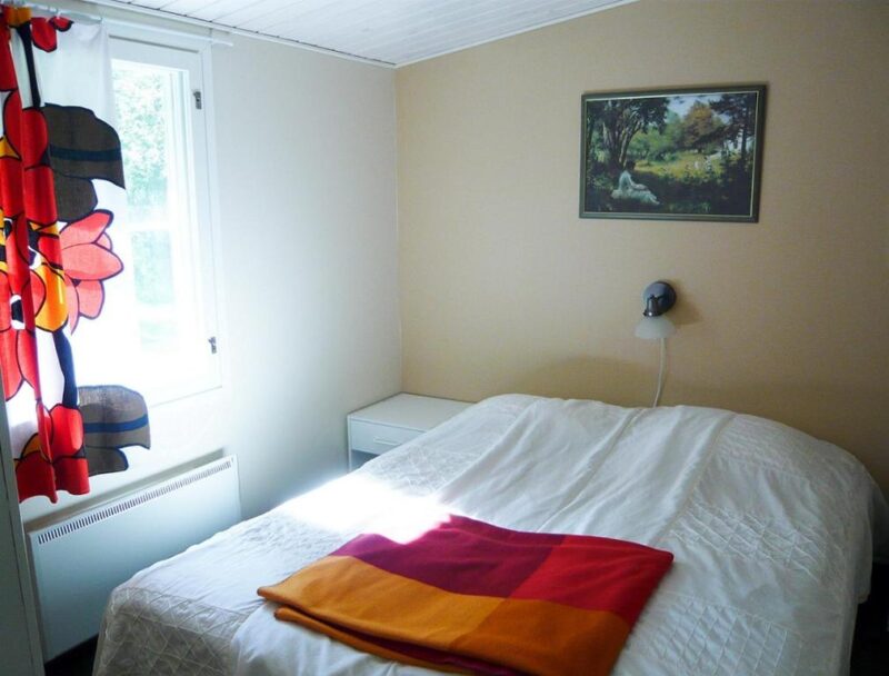 Двухспальная кровать в коттедже Kerimaa Holiday Village