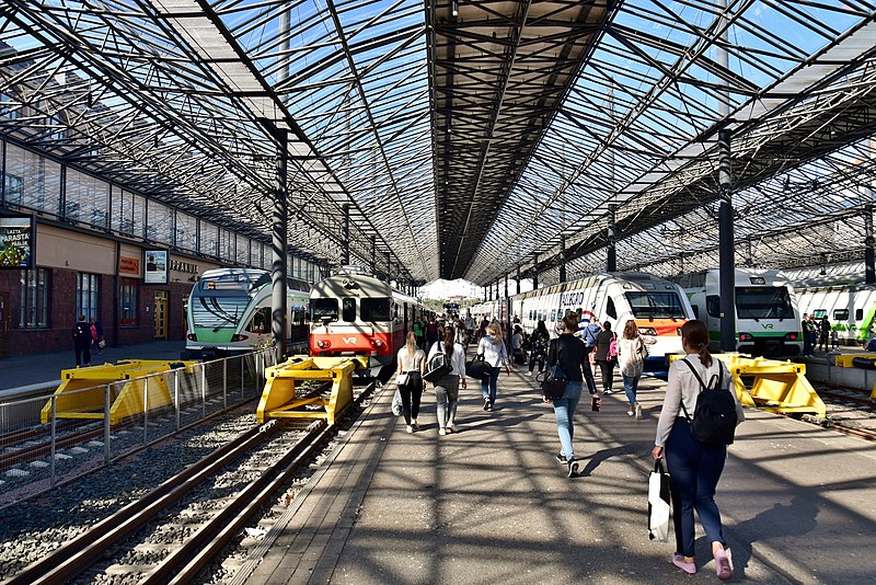 Отправление поезда с центрального железнодорожного вокзала города Хельсинки